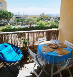 Studio vue port climatisation et parking privé